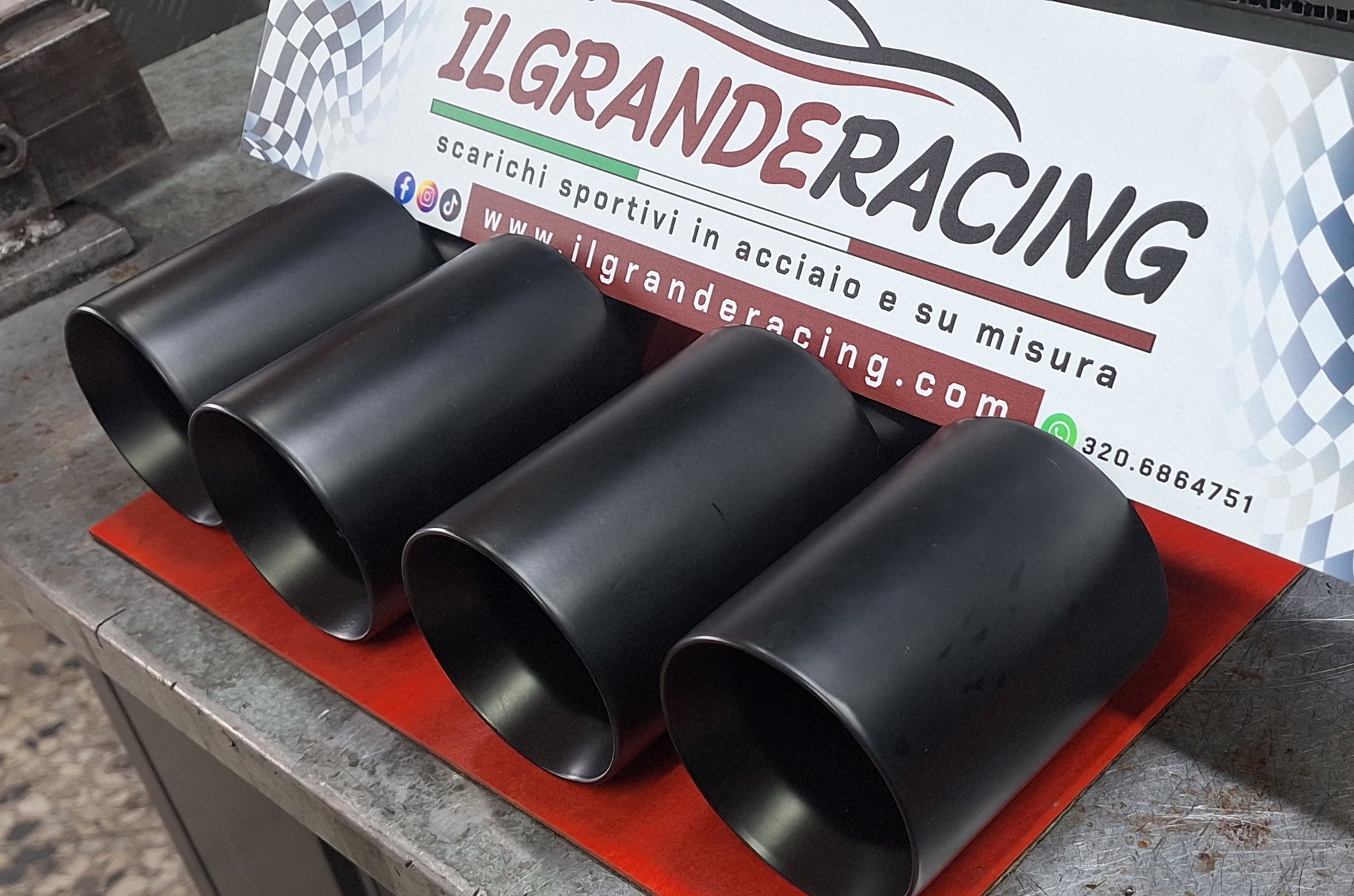 Terminali doppi in acciao verniciati neri dx e sx con ingresso diam.63 out 90 . Uscita dritta.