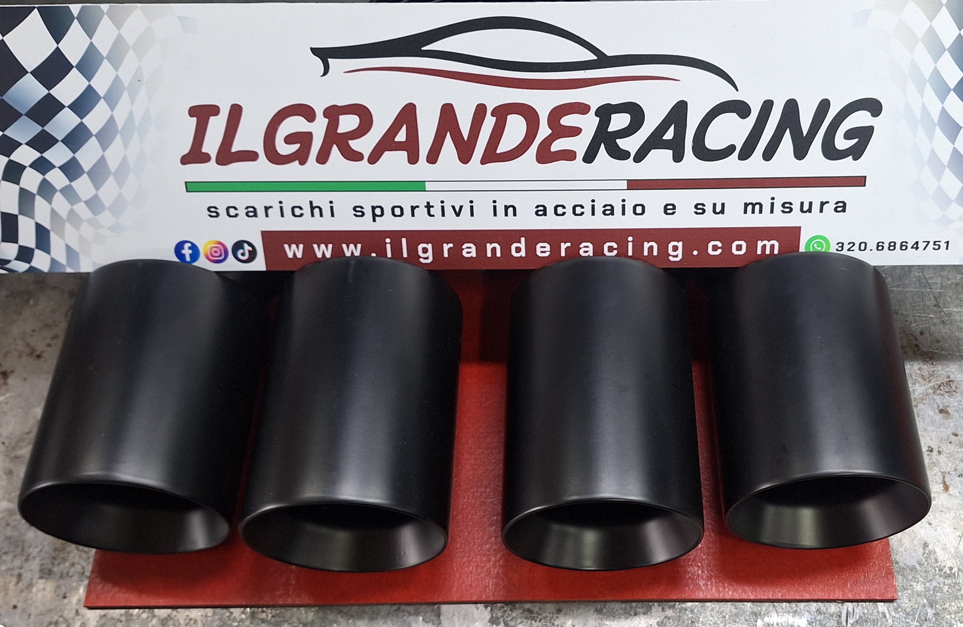 Terminali doppi in acciao verniciati neri dx e sx con ingresso diam.63 out 90 . Uscita dritta.