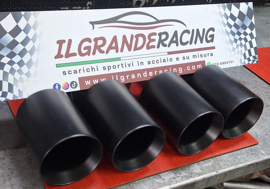 Terminali doppi in acciao verniciati neri dx e sx con ingresso diam.63 out 90 . Uscita dritta.