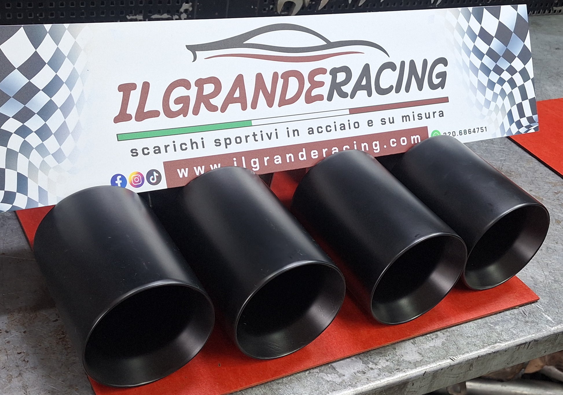 Terminali doppi in acciao verniciati neri dx e sx con ingresso diam.63 out 90 . Uscita dritta.