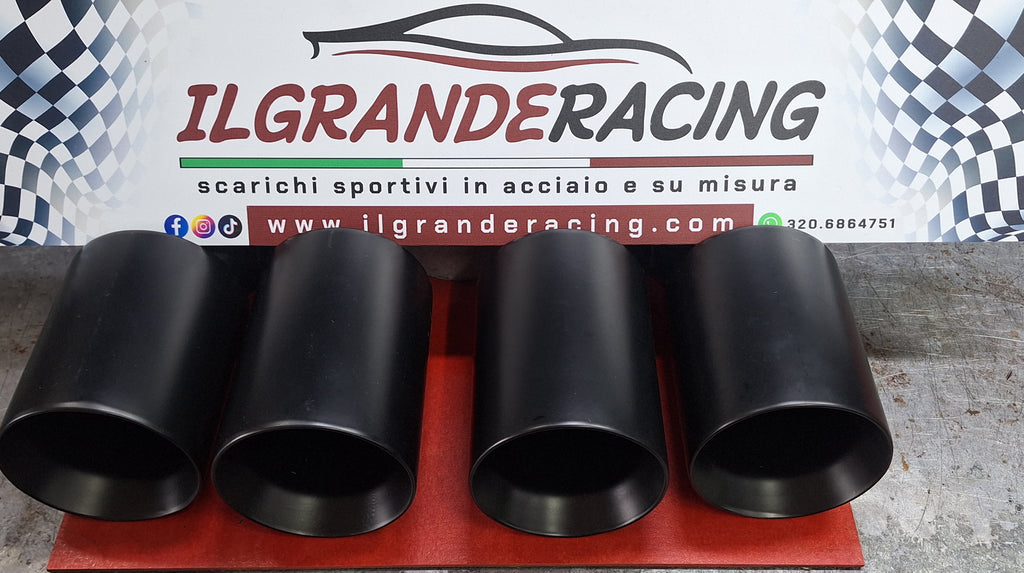 Terminali doppi in acciao verniciati neri dx e sx con ingresso diam.63 out 90 . Uscita dritta.